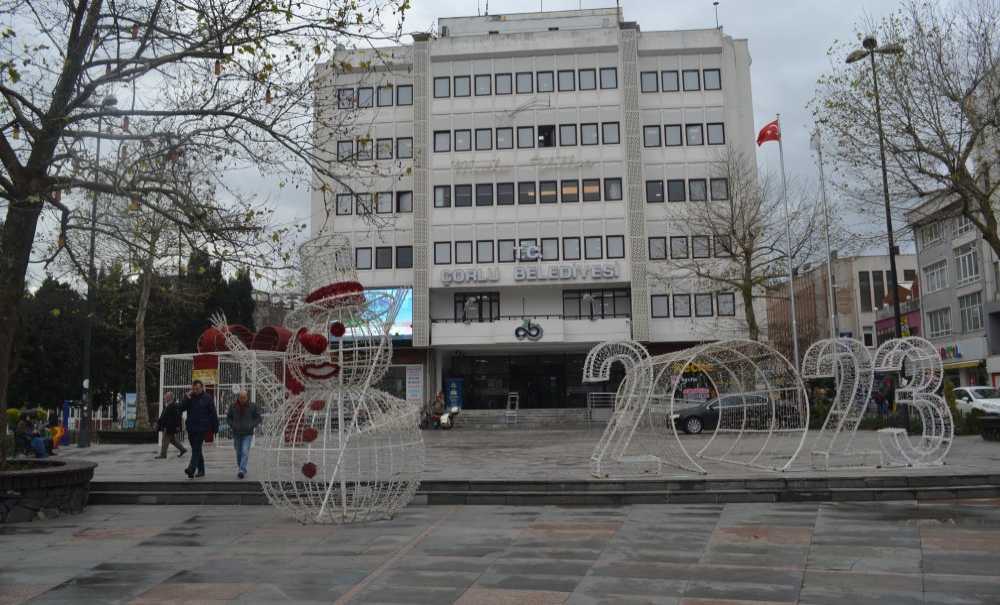 Yeni Yıl İçin Meydanlar Süslenmeye Başladı