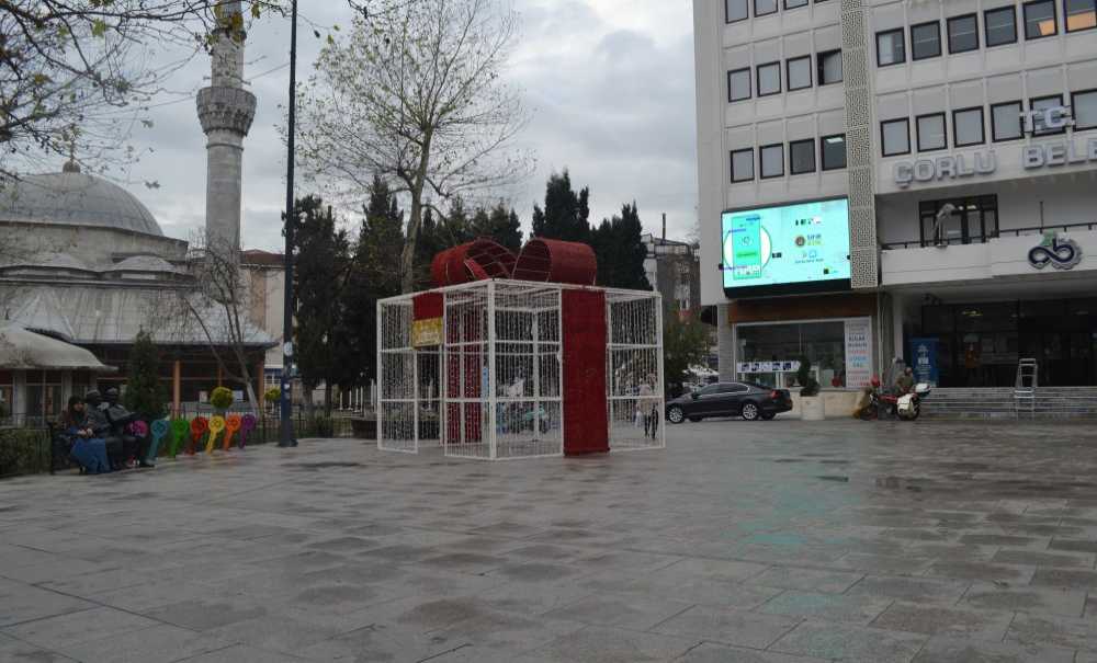 Yeni Yıl İçin Meydanlar Süslenmeye Başladı