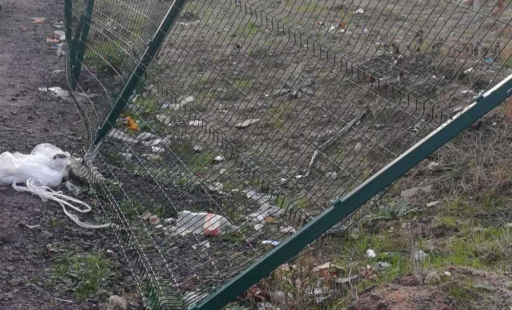 Hatıra Ormanının Çitleri Zarar Gördü