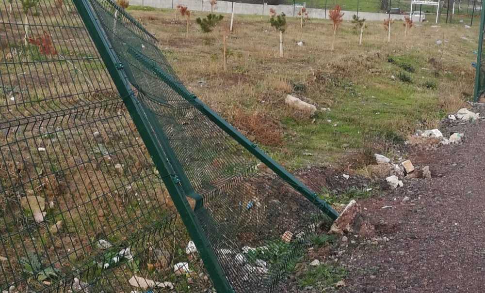 Hatıra Ormanının Çitleri Zarar Gördü