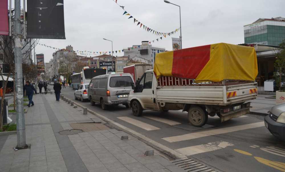 Durağa Giremeyen Otobüsler Trafiğe Neden Oluyor