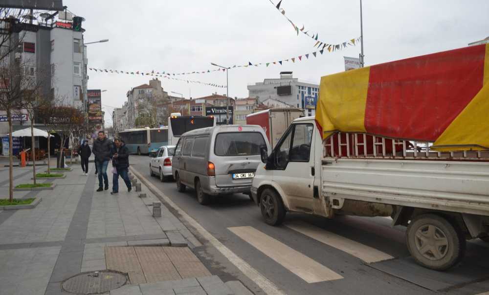 Durağa Giremeyen Otobüsler Trafiğe Neden Oluyor