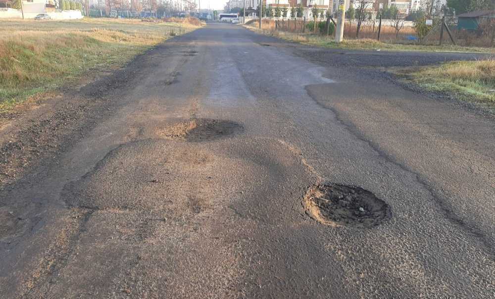 Yoldaki Derin Çukurlar Tepki Çekti