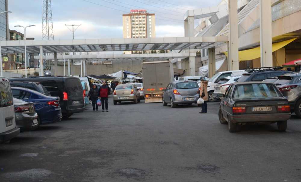 Pazar Yerinde Trafik Keşmekeşliği!