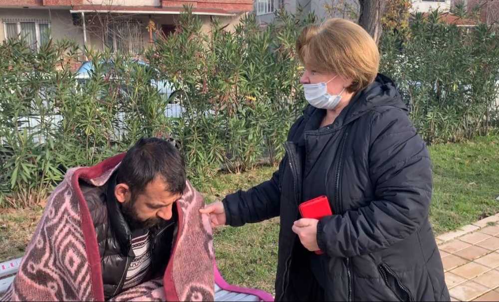 Soğukta Parkta Yatan Kişi Yürekleri Sızlattı