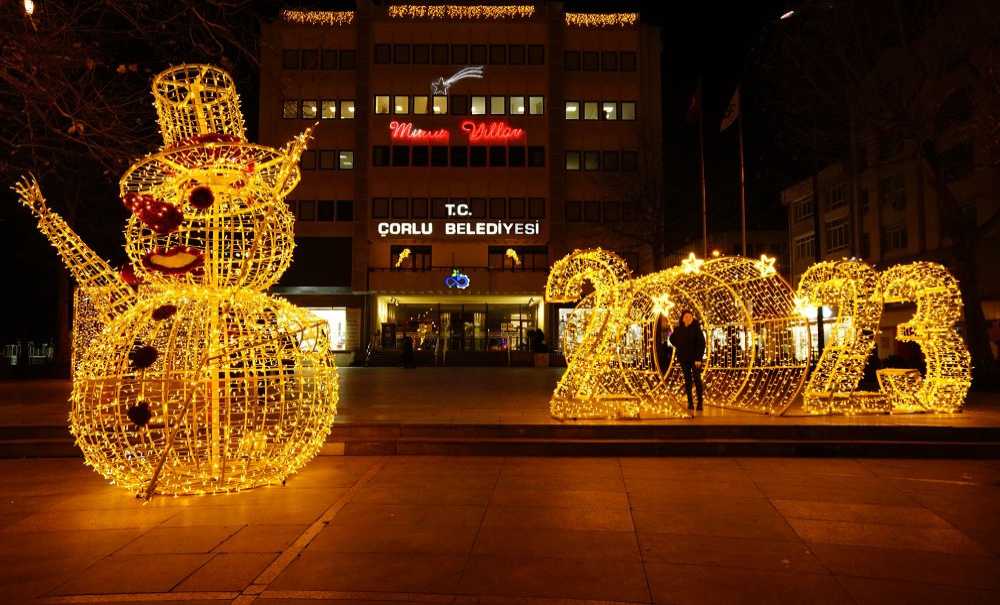 Meydanlar Işık Ve Figürlerle Süslendi