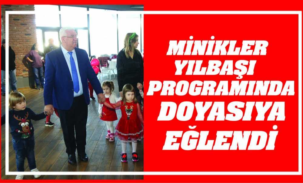 Minikler Yılbaşı Programında Doyasıya Eğlendi