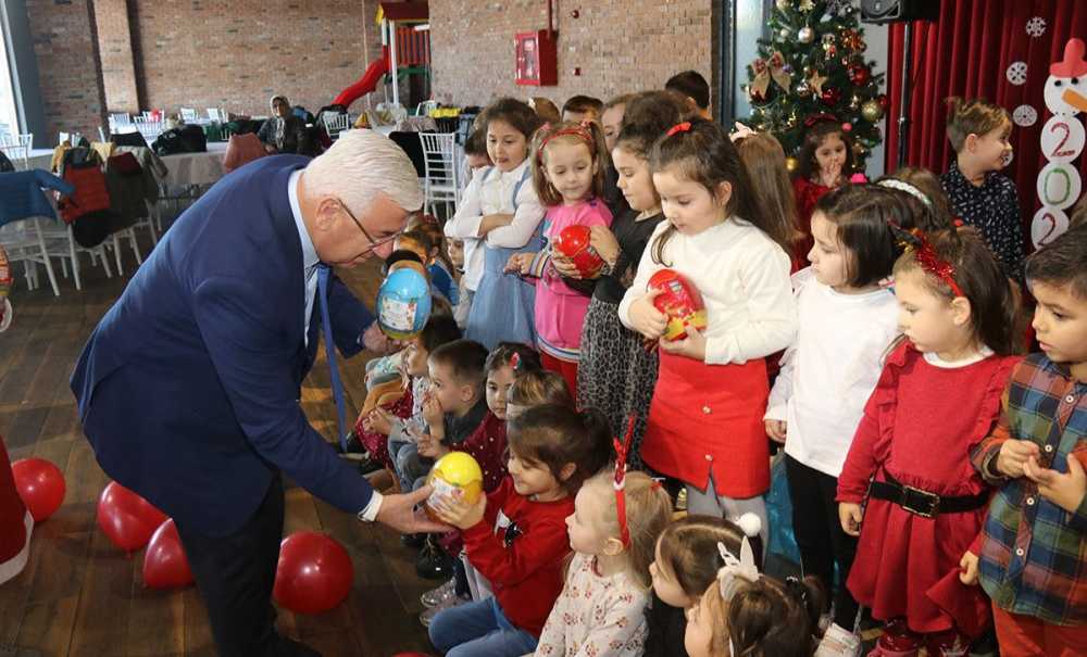 Minikler Yılbaşı Programında Doyasıya Eğlendi