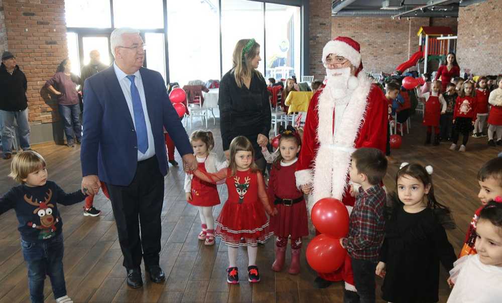 Minikler Yılbaşı Programında Doyasıya Eğlendi