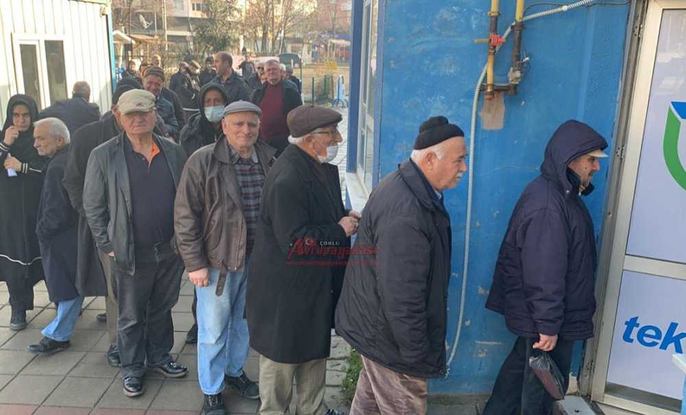 Kart Yenilemede Uzun Kuyruklar Oluştu