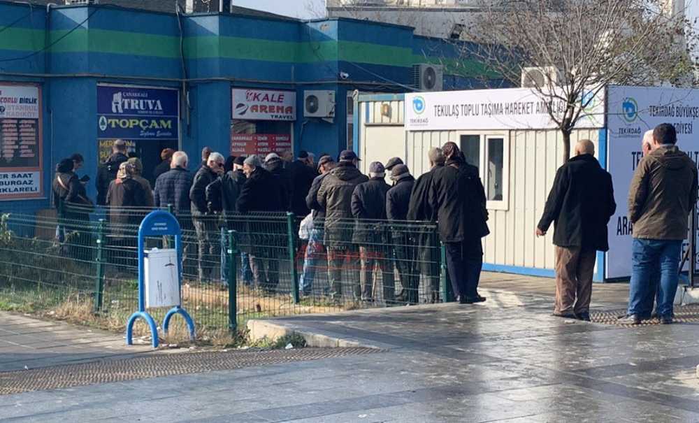 Kart Yenilemede Uzun Kuyruklar Oluştu