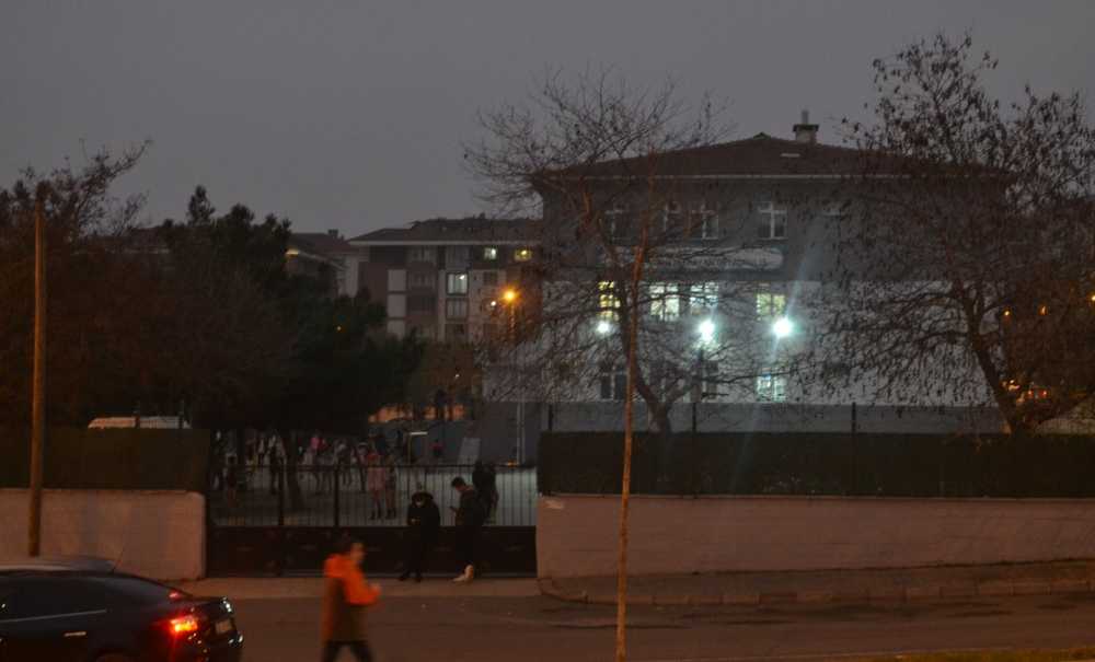 Öğrenciler Karanlıkta Teneffüse Çıkıp, Oyun Oynuyor