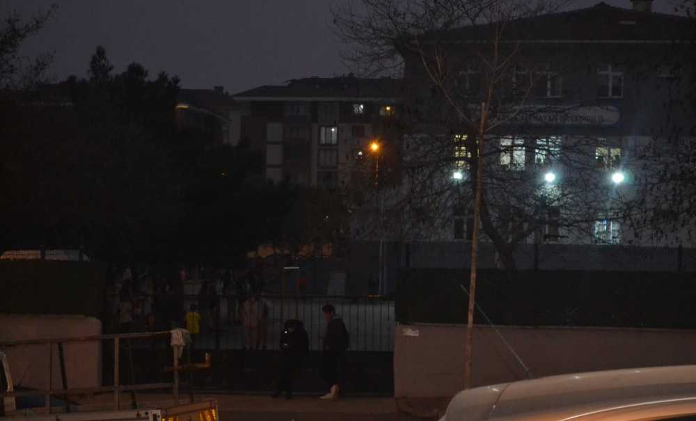 Öğrenciler Karanlıkta Teneffüse Çıkıp, Oyun Oynuyor