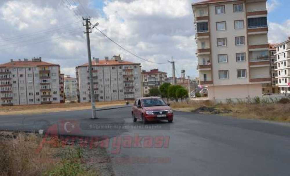 Elektrik Direği Yolun Ortasında Kaldı