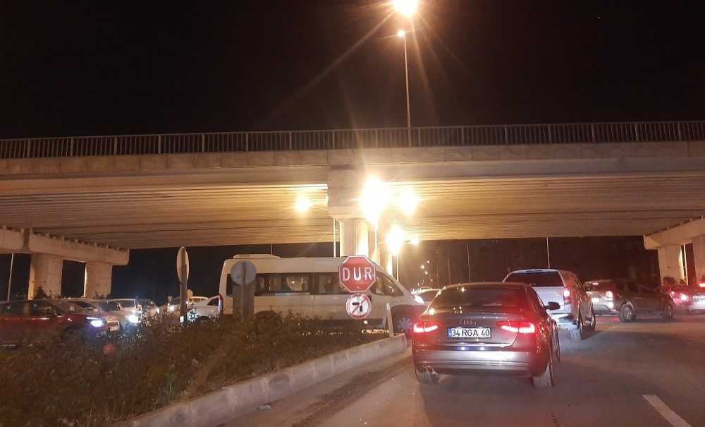 Köprülü Kavşakta Trafik Kilitleniyor