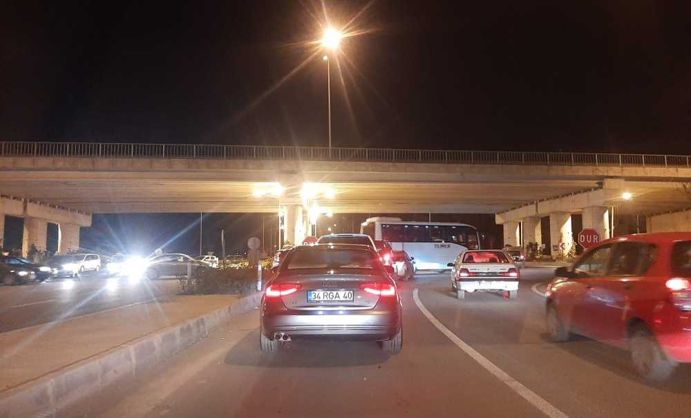 Köprülü Kavşakta Trafik Kilitleniyor