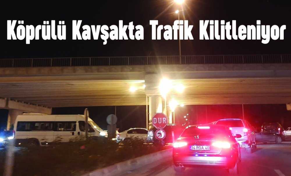 Köprülü Kavşakta Trafik Kilitleniyor