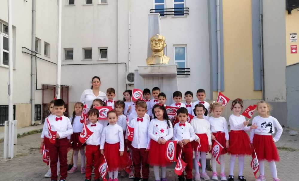 Minik Öğrencilerin Karne Heyecanı Yüzlerine Yansıdı