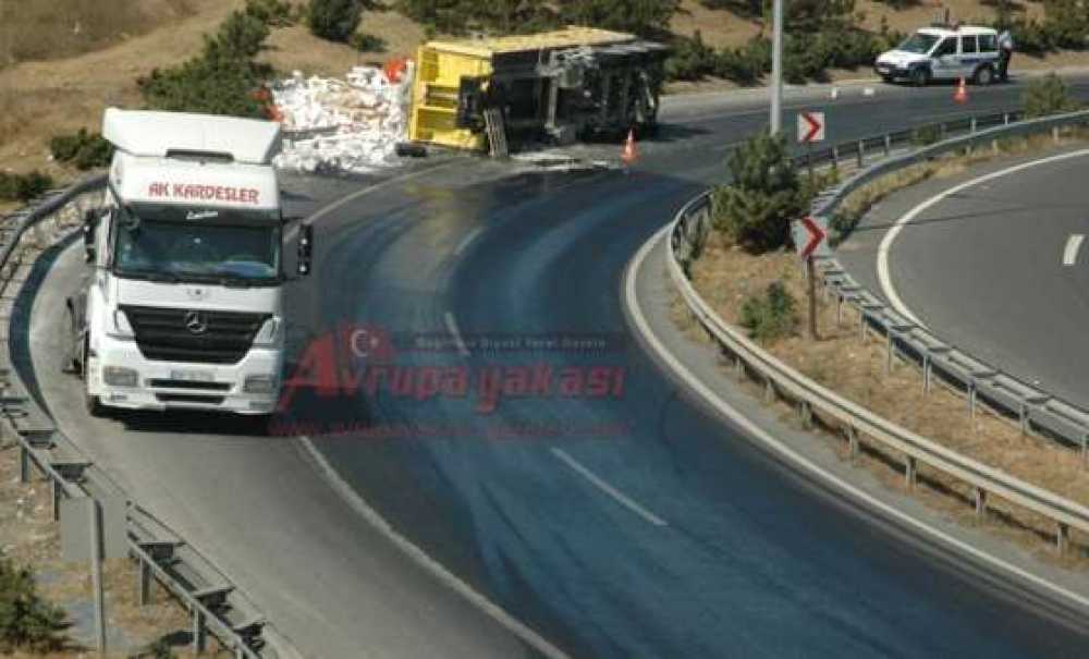 İnşaat Malzemesi Yüklü Tir Devrildi