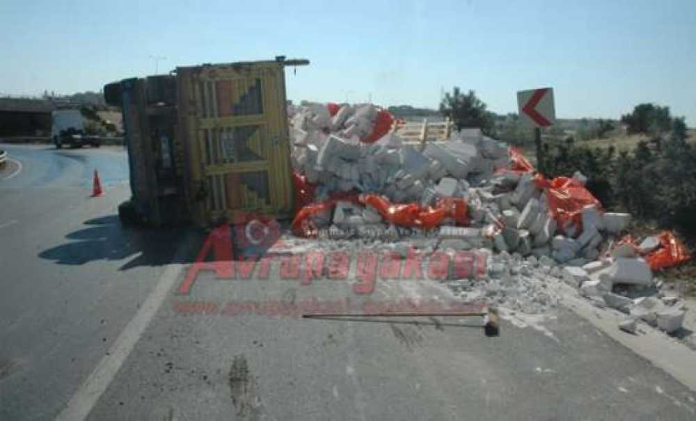İnşaat Malzemesi Yüklü Tir Devrildi