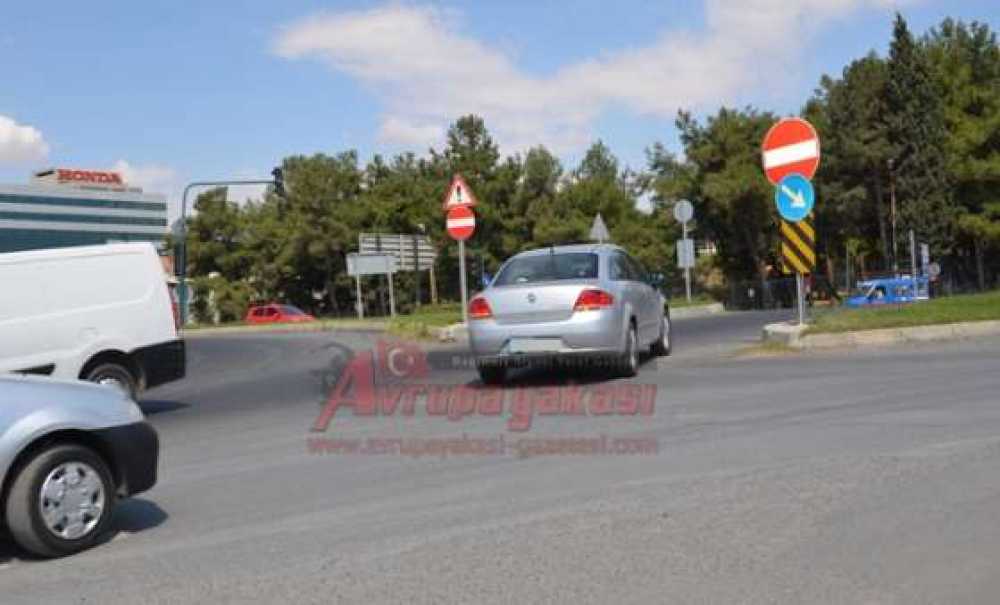Sürücüler Kavşakta Tehlike Saçıyor