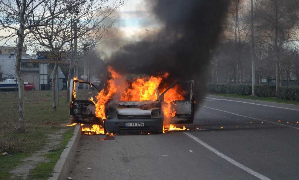 Alev Alev Yanan Araç Küle Döndü!