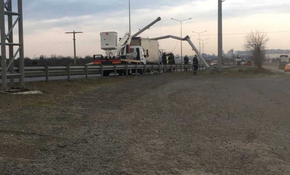 Kamyon Damperi Mobese Direğini Devirdi