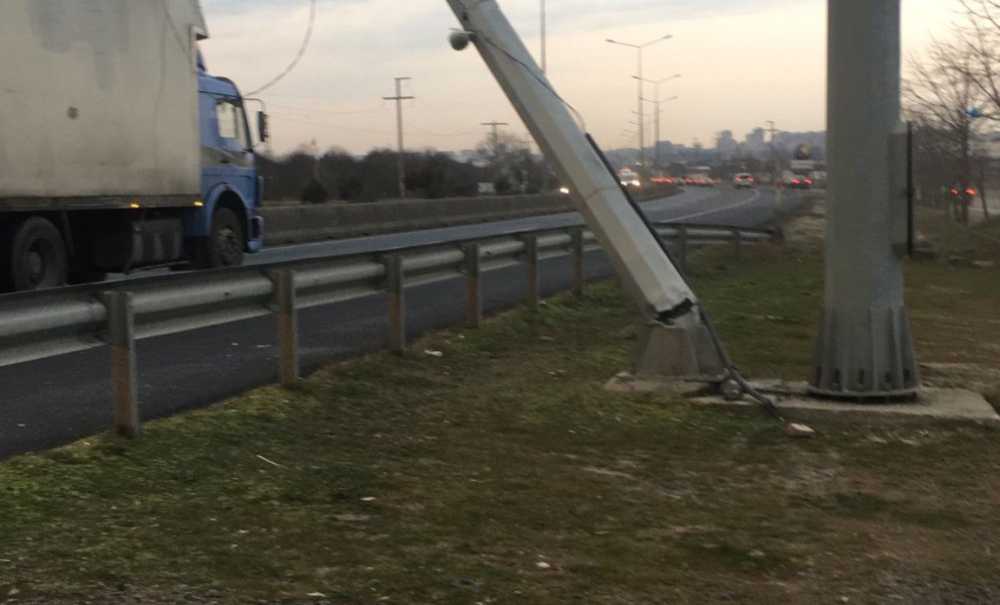 Kamyon Damperi Mobese Direğini Devirdi