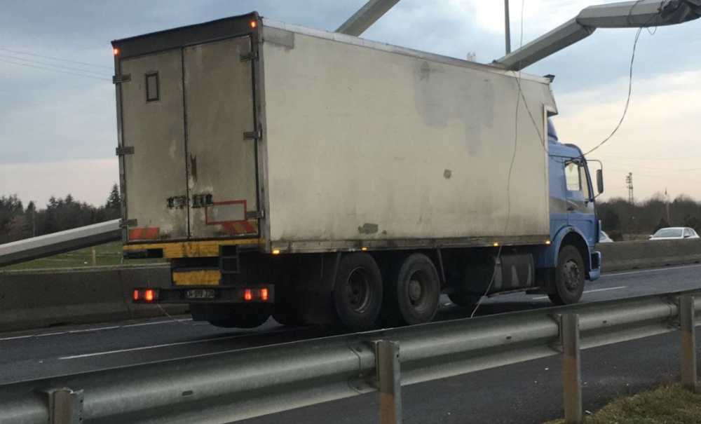 Kamyon Damperi Mobese Direğini Devirdi