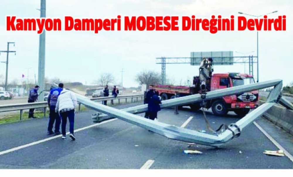 Kamyon Damperi Mobese Direğini Devirdi