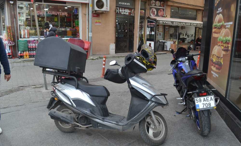 Duraklar Ve Kaldırımlar İşgal Altında!