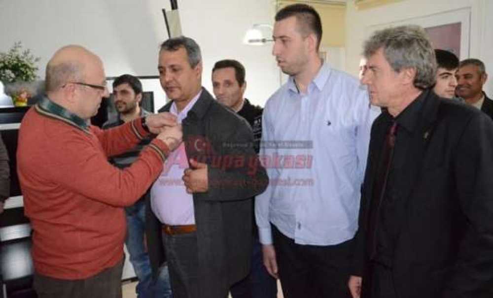 Ak Parti'den Rozet Takma Töreni