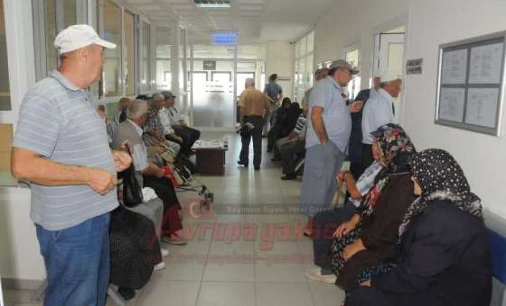 Otobüslerden Ücretsiz Yararlanacak Olan Yaşlılar Kartlarını Alıyor