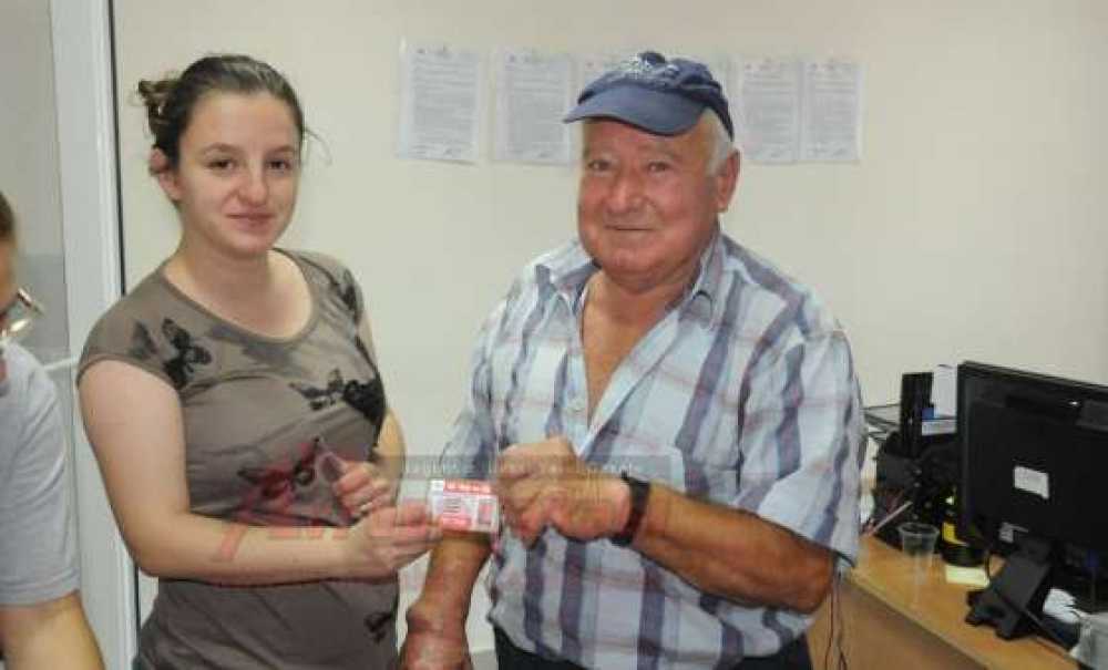 Otobüslerden Ücretsiz Yararlanacak Olan Yaşlılar Kartlarını Alıyor