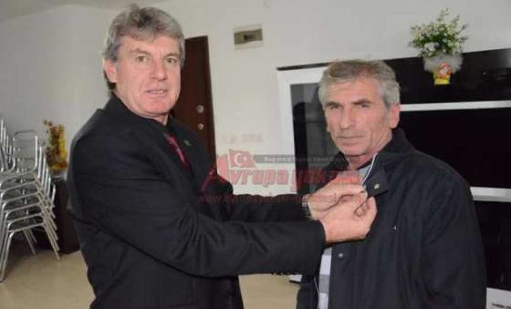 Ak Parti'den Rozet Takma Töreni