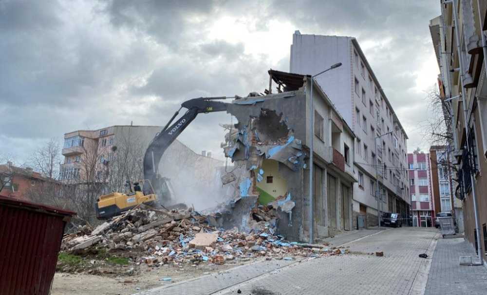 Cemaliye Mahallesi'nde Bir Metruk Bina Daha Yıkıldı