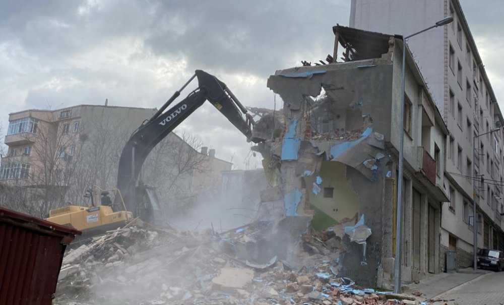 Cemaliye Mahallesi'nde Bir Metruk Bina Daha Yıkıldı