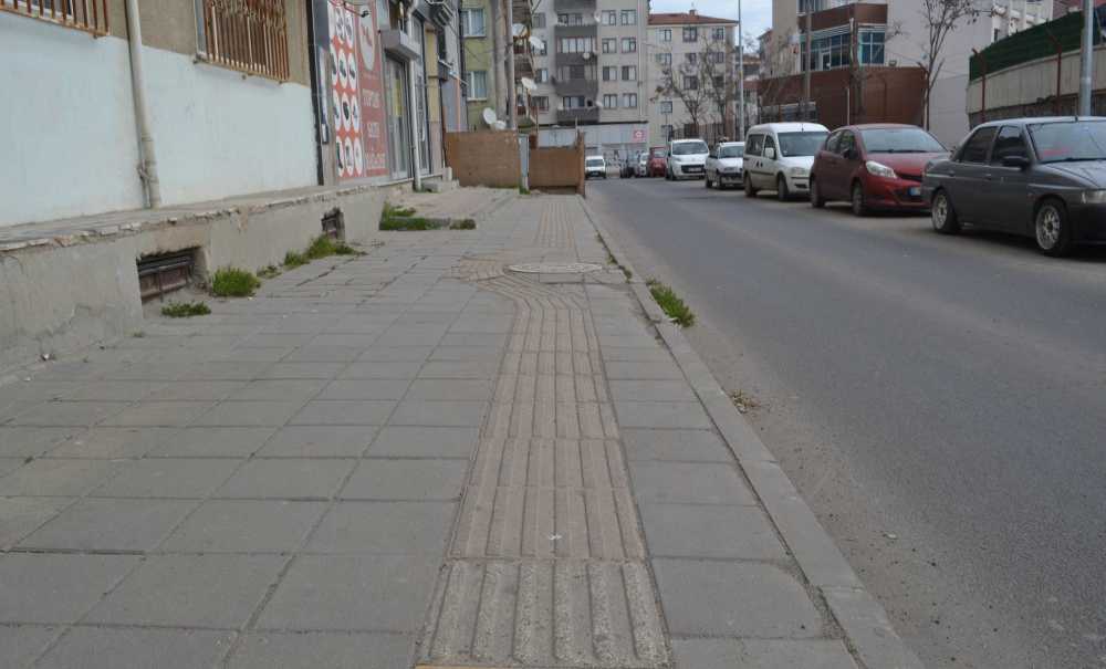 Gelişi Güzel Yapılan Engelli Yolları Tepki Çekiyor