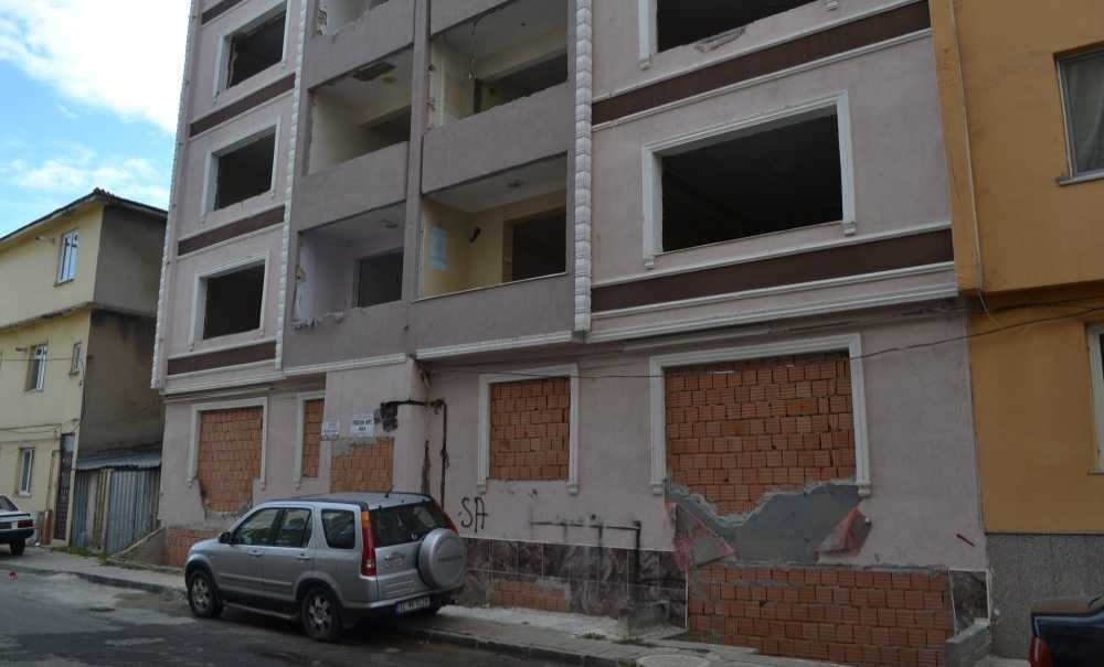 Depremden Zarar Gören Bina 4 Yıldır Yıkılmayı Bekliyor