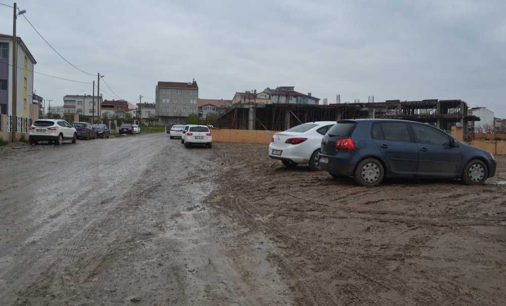 Öğrenciler Çamur Nedeniyle Okula Giremiyor!