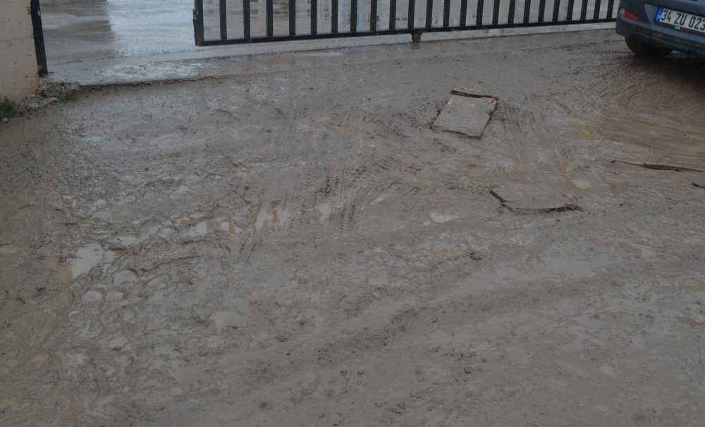 Öğrenciler Çamur Nedeniyle Okula Giremiyor!