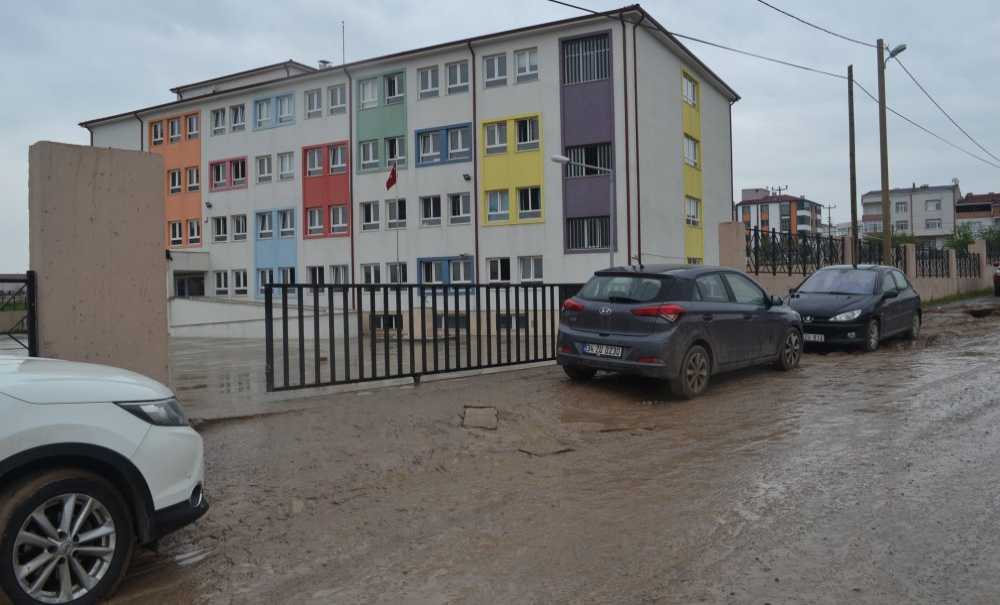Öğrenciler Çamur Nedeniyle Okula Giremiyor!