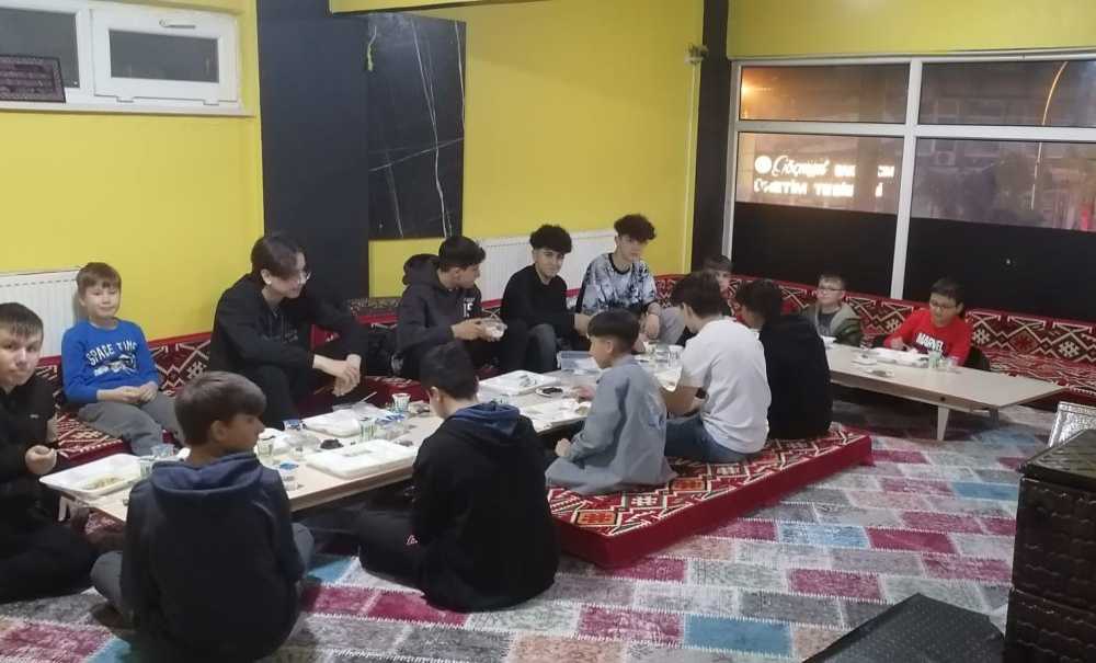 Karadağ Mahallesi Gençleri İftarda Buluştu