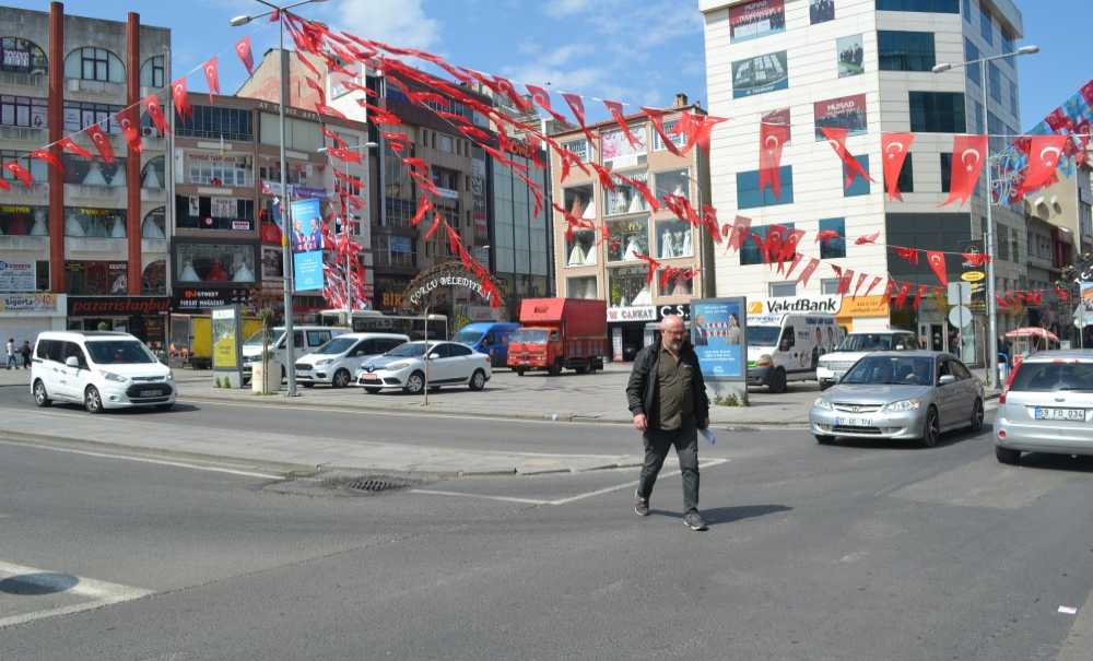 Atatürk Meydanı Araç Park Yeri Oldu