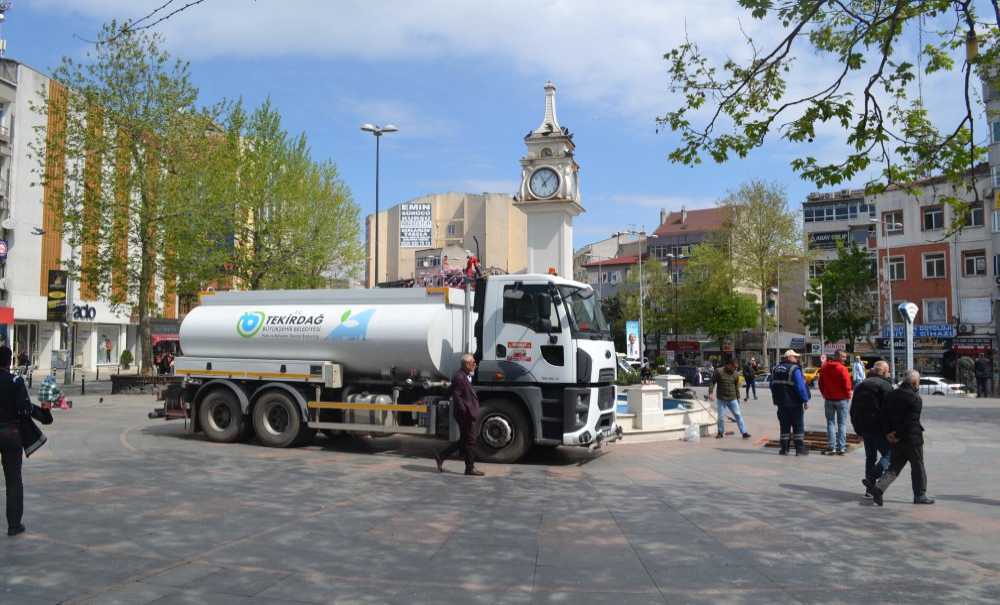 Havuza Ekipler Yine Bakım Yaptı