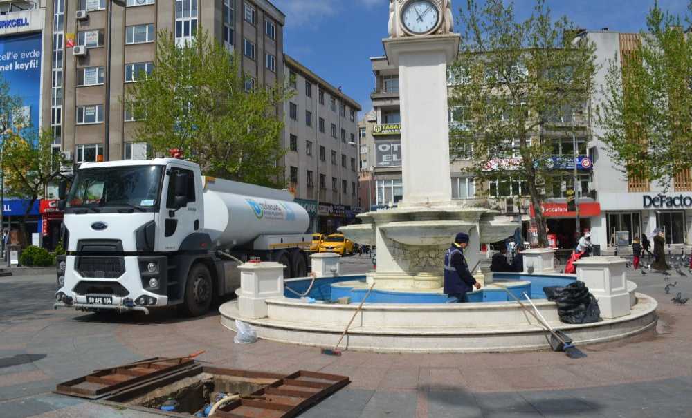 Havuza Ekipler Yine Bakım Yaptı