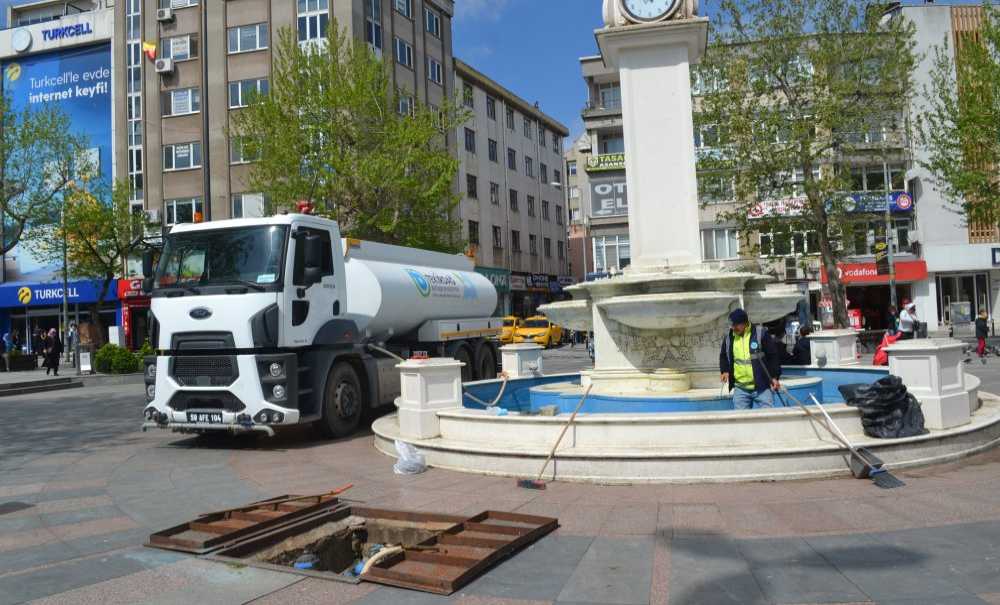 Havuza Ekipler Yine Bakım Yaptı