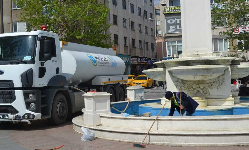 Havuza Ekipler Yine Bakım Yaptı