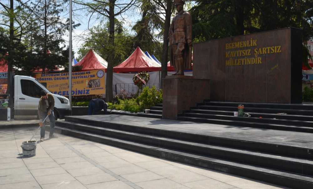 Atatürk Meydanı'nda Merdiven Ve Kaldırımlar Onarıldı!