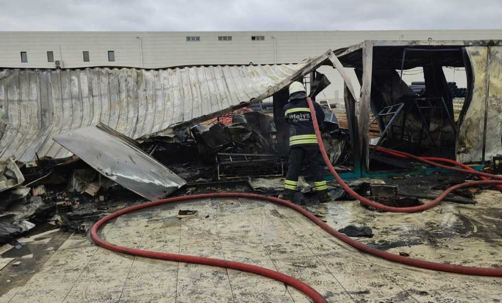 İşçilerin Kaldığı Konteyner Küle Döndü